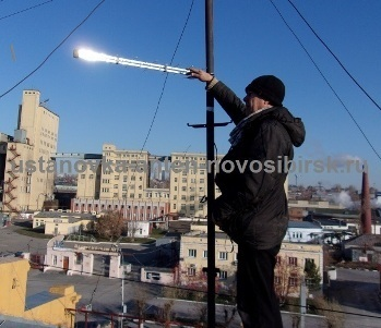 Коллективная антенна на 20 каналов На улице Большевистская в городе Новосибирск рядом с мелькомбинатом установили цифровую антенну на 20 бесплатных каналов, подключены десять квартир, усилитель не потребовался так, как расстояние до телецентра не более 3 километров