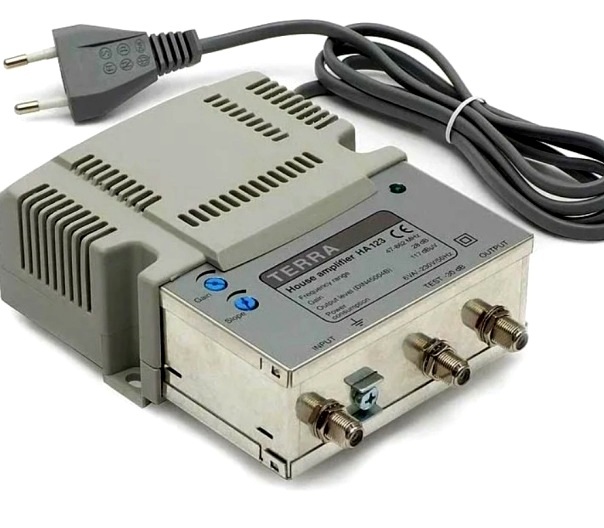 Усилитель ТЕRRA 123 Телевизионные усилители фирмы Планар применяются в домашних и домовых сетях для усиления силы сигнала кабельного и эфирного телевидения. Особенная эффективность работы этих устройств прослеживается при подключению на одну эфирную антенну или кабельную линию большого количества телевизионных приёмников. На данном изображении представлен усилитель Планар 1.3 способный эффективно усиливать линии цифрового тв в частном доме, квартире или даче.Усилитель устаноавливается в ближайшей к антенне точке и ставится в разрыв коаксиального кабеля,перед первым ответвлении сети, питается устройство от сети 220 вольт. Установка усилителя рядом с телевизором не рекомендуется, так как эфект от такого подключения минимален.