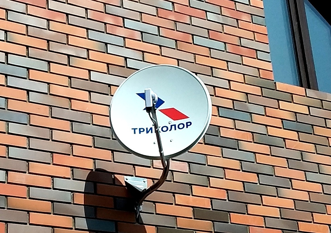 Антенна на даче Триколор