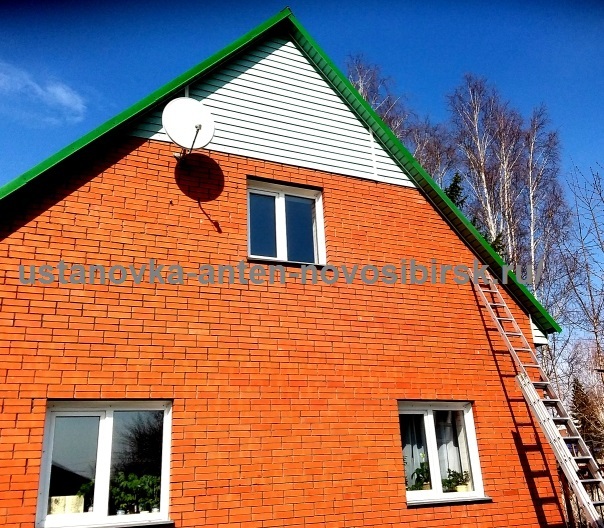 Установка антенны в Бердске Установка и настройка спутникового телевидения НТВ плюс, монтаж антенны и кабеля по внешней стены с применением лестницы, работа выполнялась в городе Бердске, частный дом