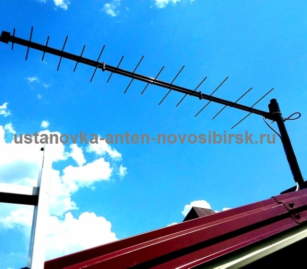 Антенна на 20 каналов для дачи Антенна на 20 каналов была установлена в дачном обществе Бердска. На кровлю был закреплен специальный коньковый кронштейн на нем установлена мощная эфирная антенна, скрытым способом проведен кабель, рядом с телевизором подключена цифровая приставка